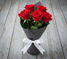 Букет 5 Красных роз Эдлесс Лав в Ногире