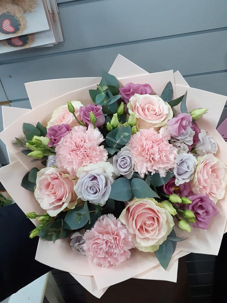 Букет цветов из: Розы, Гвоздики и Лизиантусы в Ногире